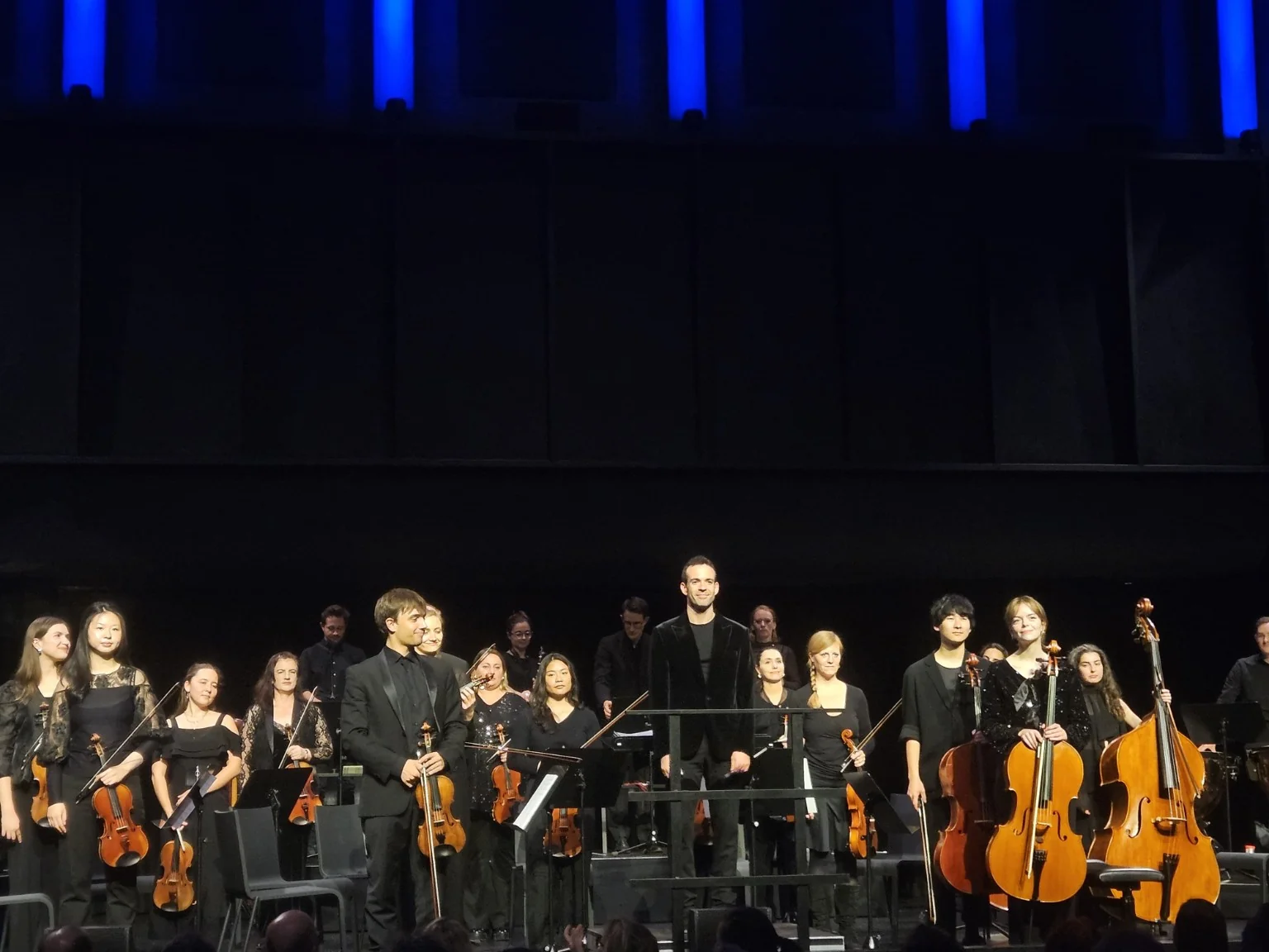 Die Bergson Phil’ mit Lewin Creuz und Dirigent Jesús Ortega Martínez beim Schlussapplaus