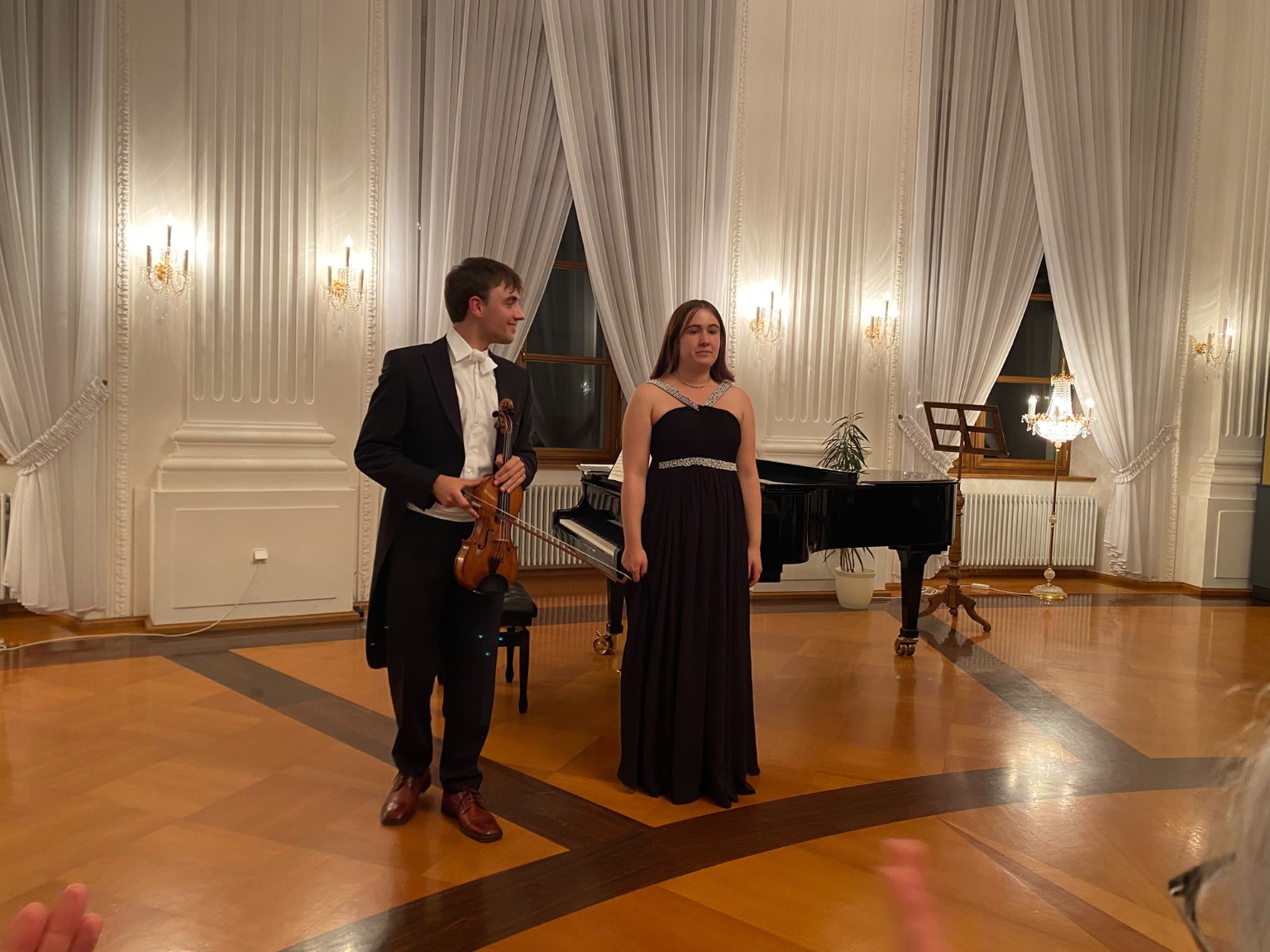 Lewin und Pauline Creuz neben dem Flügel im Festsaal von St. Blasien